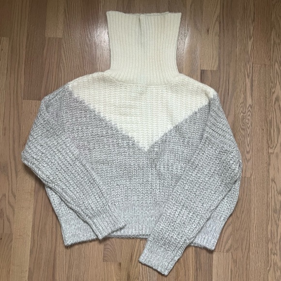 NWT Gray & White Chunky Turtleneck Sweater - Picture 2 of 5